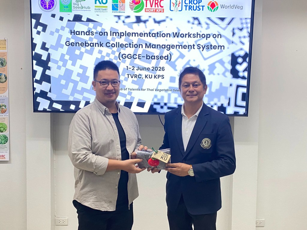 คณบดีคณะเกษตร มอบของที่ระลึกแก่ผู้แทนหน่วยงานพันธมิตร
